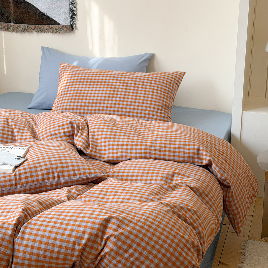 Reversible checkered bedding set made of cotton satin with quilted look and fitted sheet