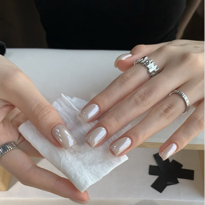 Artificial nail with luxurious pearlescent shine Kalsten