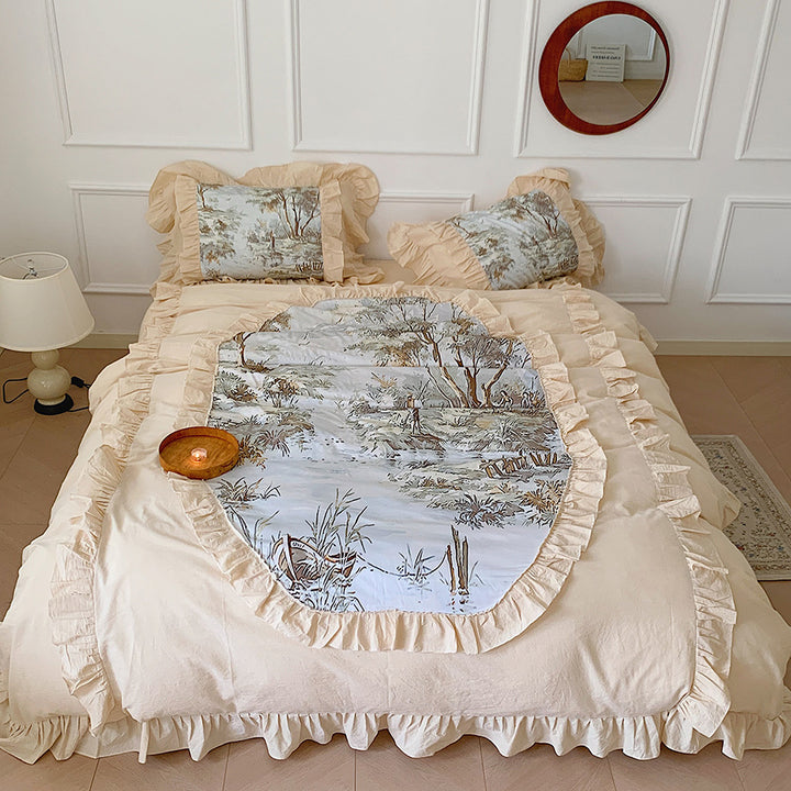 Romantic bed set with muslin look, ruffled edge and toile runner