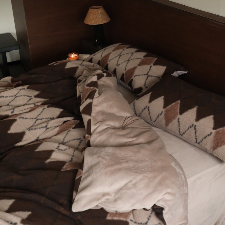 Premium microfleece bed set with diamond structure and warming cuddle throw