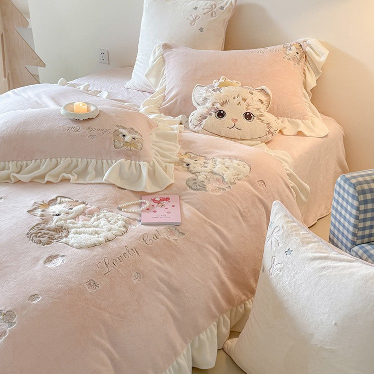 Plush bedding set with 3D cat appliqué and frill