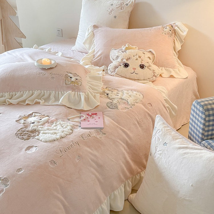 Plush bedding set with 3D cat appliqué and frill