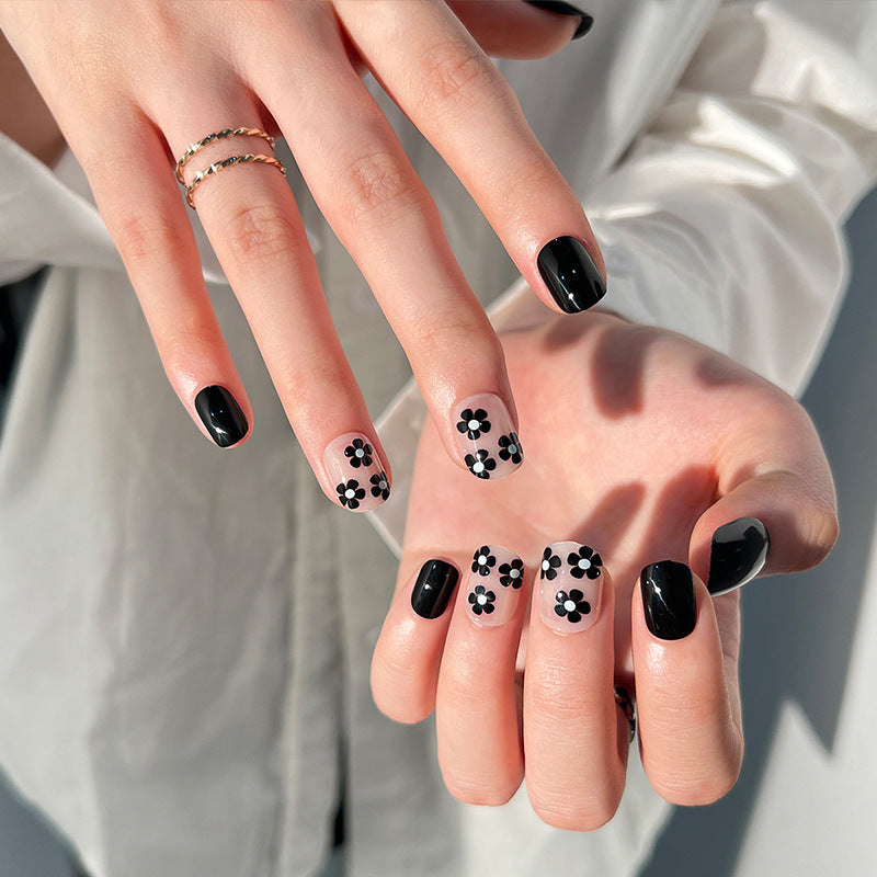 Artful nail extensions with an elegant leaf pattern Kalsten