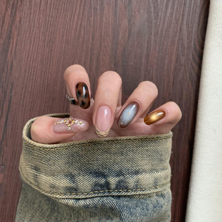 Artificial nail set with elegant patterns and glitter accents Kalsten