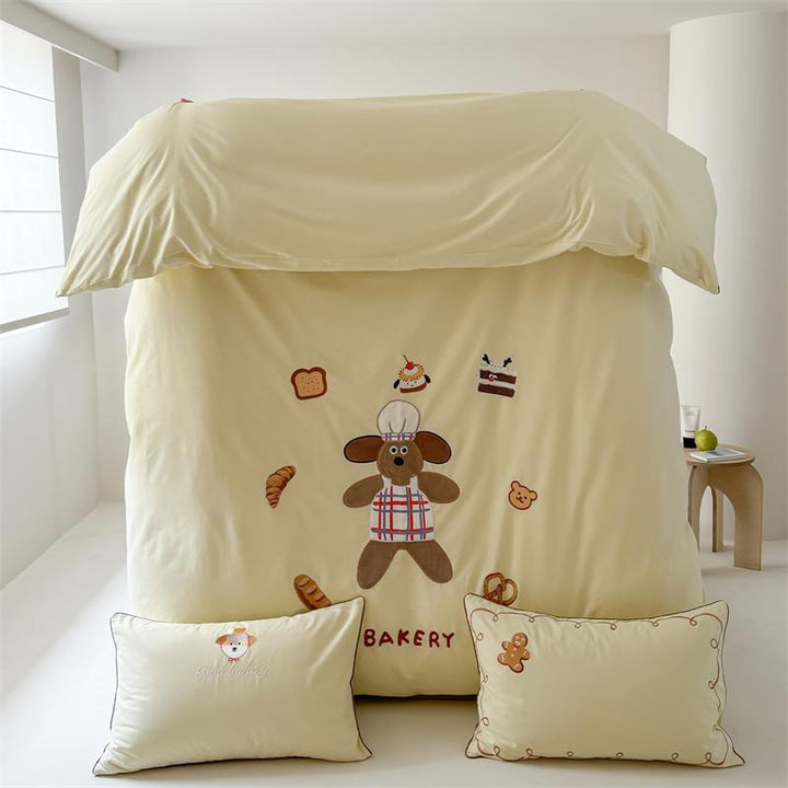 Bedding set made of cotton satin with embroidered baker motif