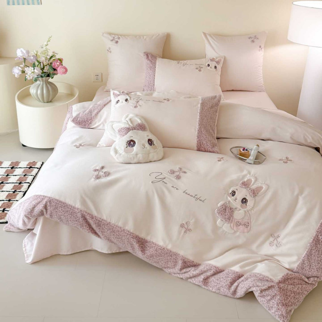 Cute children's bedding set with 3D plush appliqué and cozy reversible cover