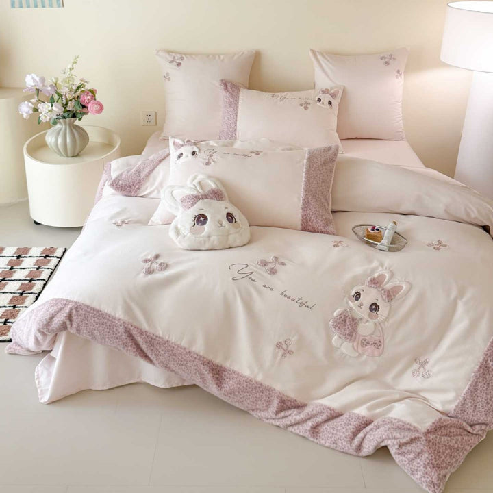 Cute children's bedding set with 3D plush appliqué and cozy reversible cover