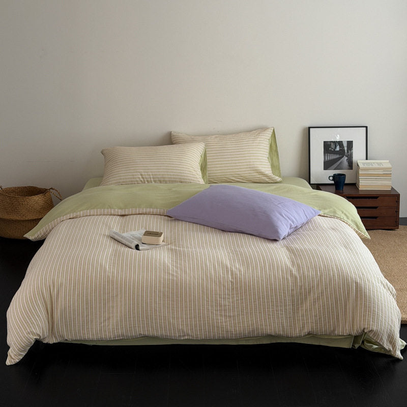 Bedding set in timeless pinstripe design made of breathable cotton percale