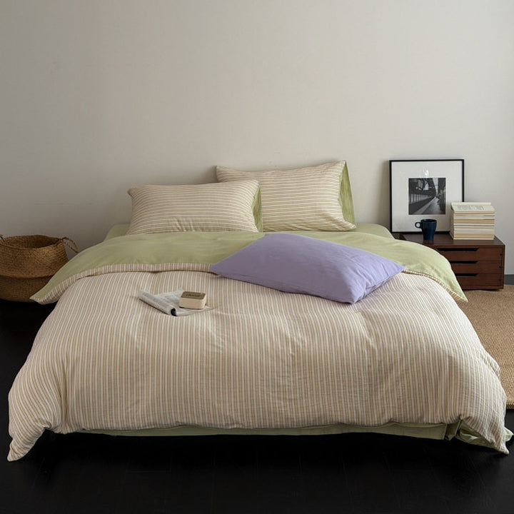 Bedding set in timeless pinstripe design made of breathable cotton percale