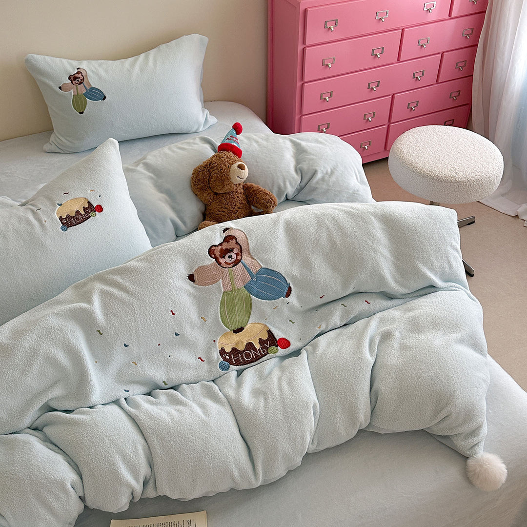 Cozy children's bedding set with embroidered teddy bear motif