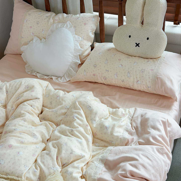 Reversible cotton bedding set with floral watercolor print and lace trim