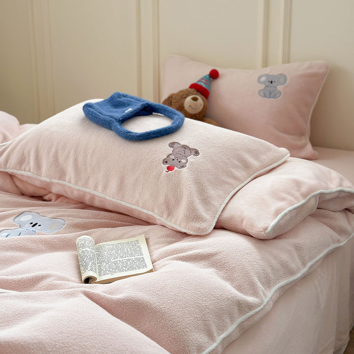 Children's bedding set made of microfiber fleece with embroidered animal motifs and extra soft texture