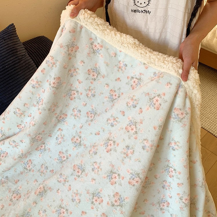 Reversible cuddle blanket with Sherpa fleece, cute dog illustrations and checkered pattern