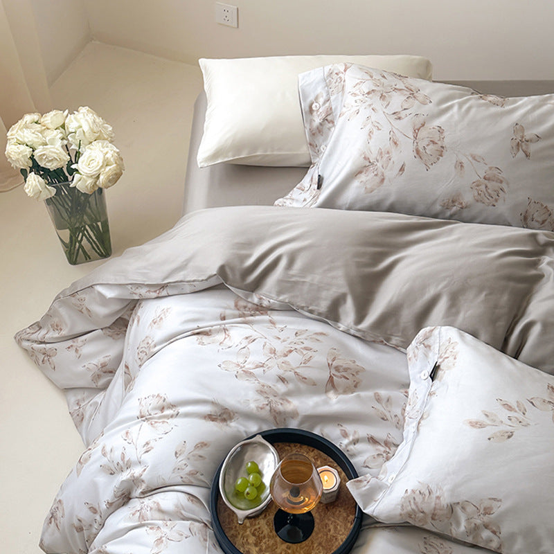 Bedding set made of fine cotton satin with delicate rose watercolor print