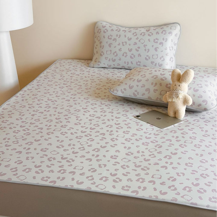 Floral fitted sheet set made of skin-friendly cotton with fine piping and slip-resistant underside