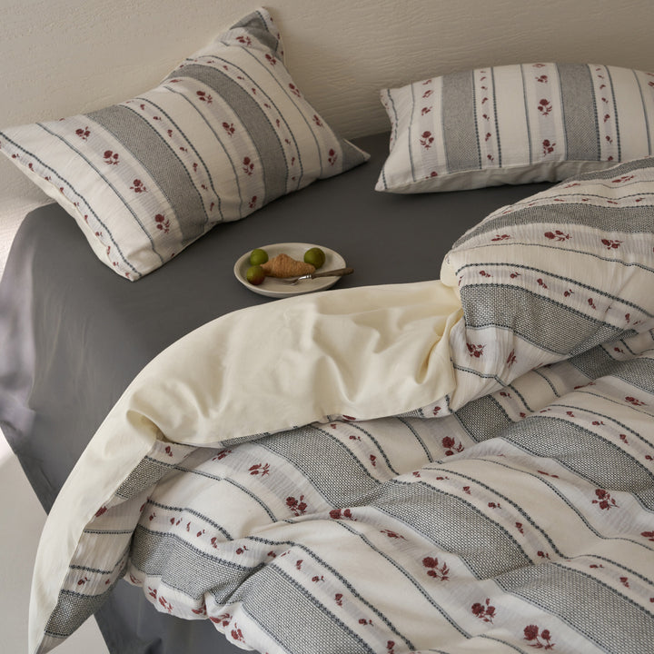 Breathable bedding set made of cotton muslin with striped and rose jacquard