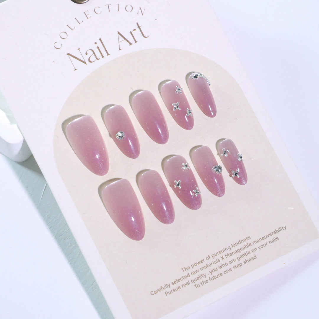 Artificial nail art with glitter embellishments Kalsten