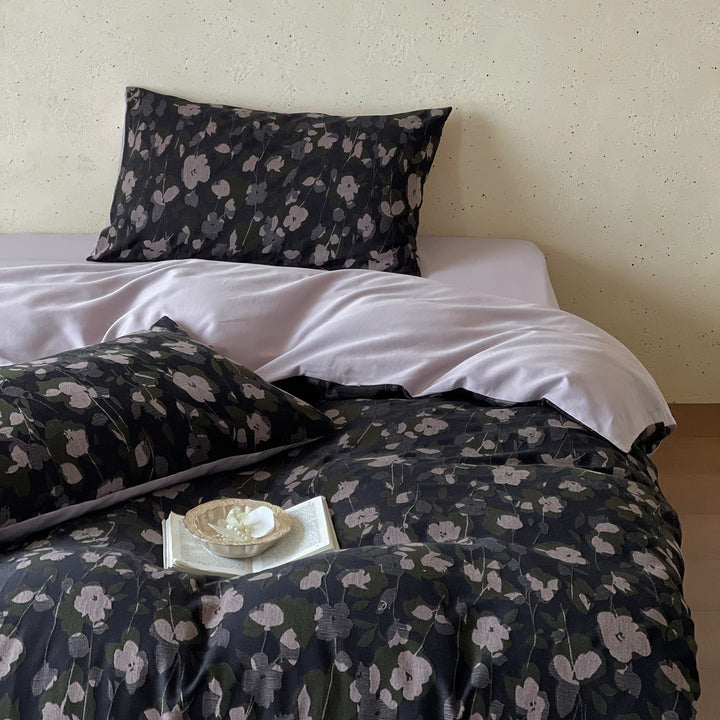 Bedding set with floral cotton percale and extra-soft finish