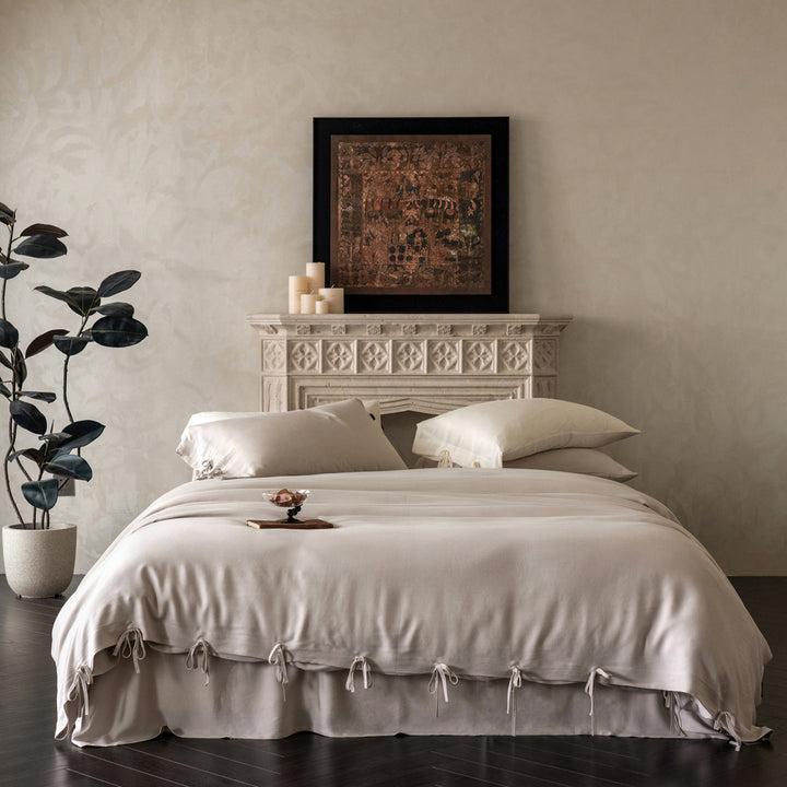 Bedding set with ties and bed skirt made of high-quality cotton percale