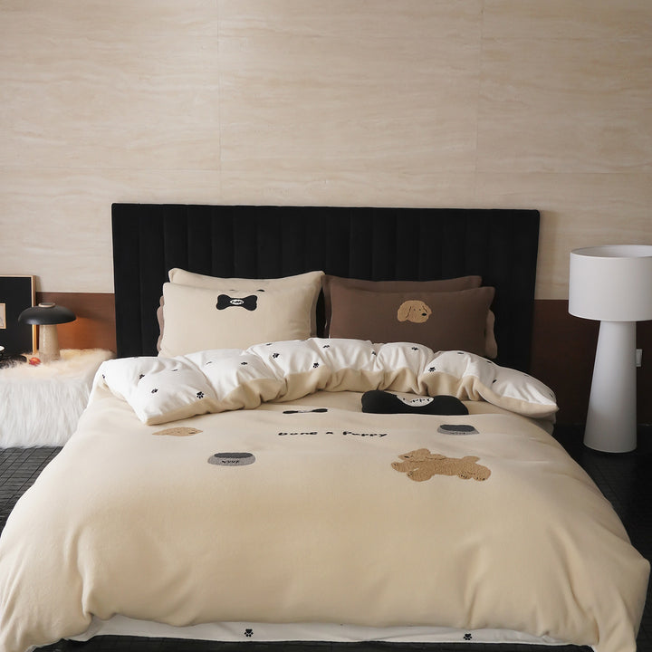 Bedding set with embroidered dog motifs and extra soft velour texture