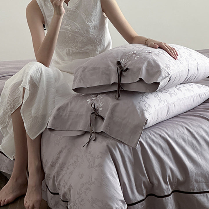 Jacquard-Satin bedding set with floral appliqué and decorative bow