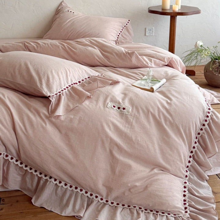 Romantic ruffled bedding set made of cotton with heart-shaped border