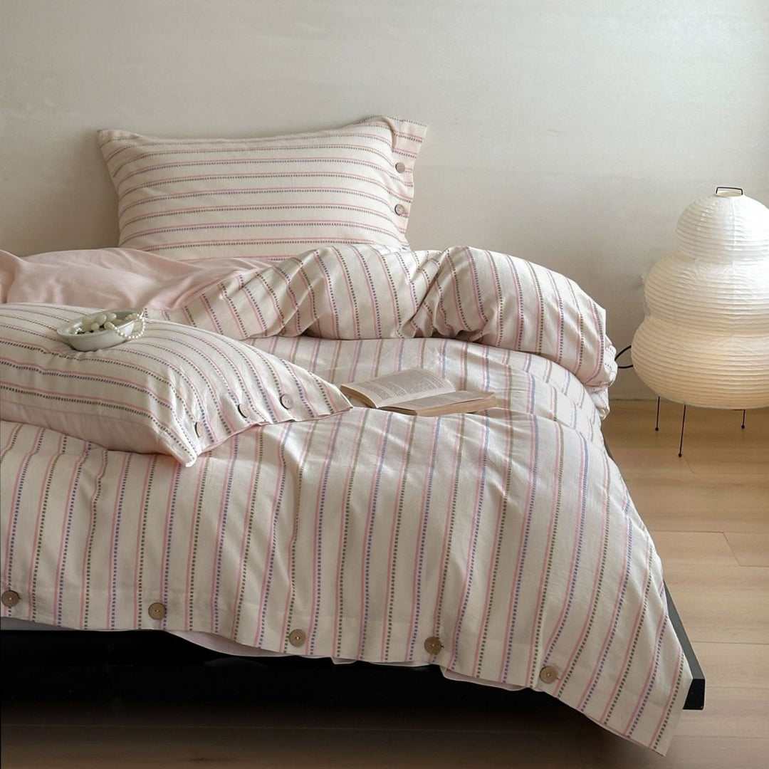 Striped cotton bedding set with wooden buttons and Oxford pillow