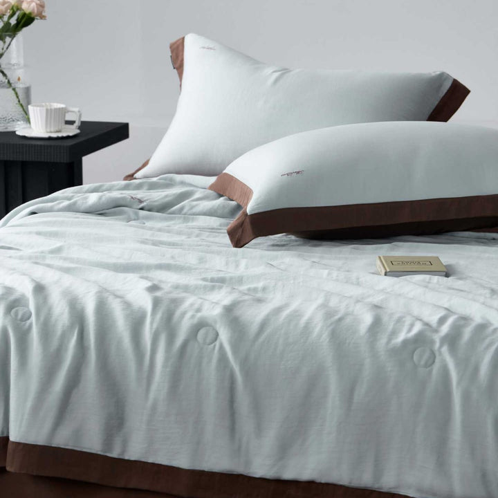 Luxurious linen-cotton bed set with quilted blanket and pillowcases