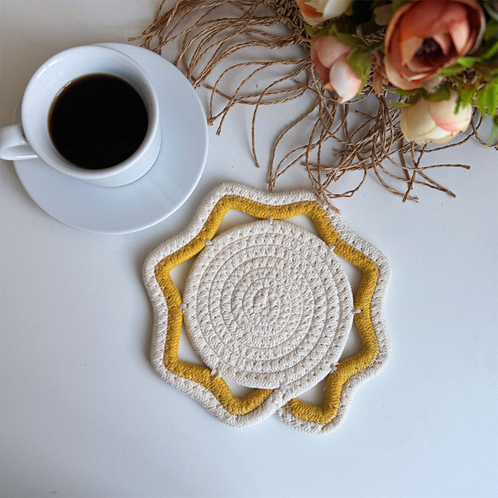 Braided cotton placemat with wavy edge and decorative contrast border