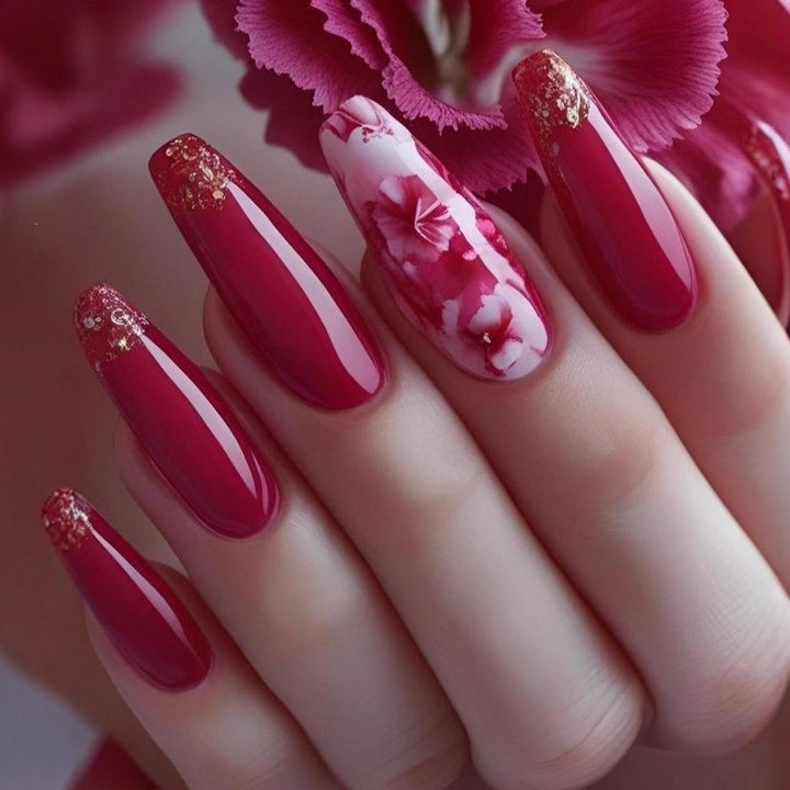 Artificial nails with romantic heart design and fine accents Kalsten
