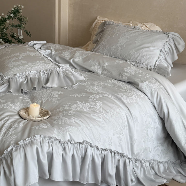 Luxurious bedding set with ruffles and jacquard pattern