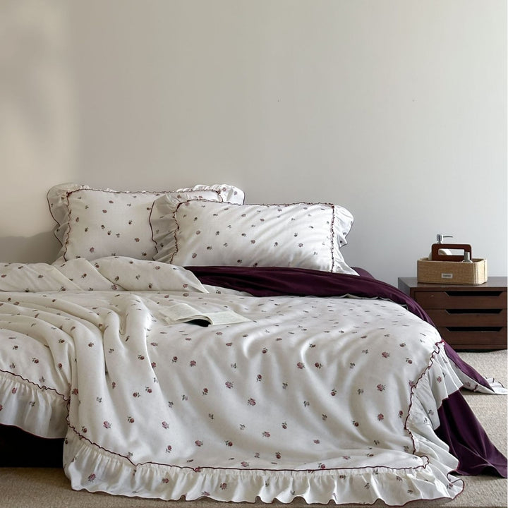 Duvet cover set in vintage rose print with ruffles and fine cotton satin quality