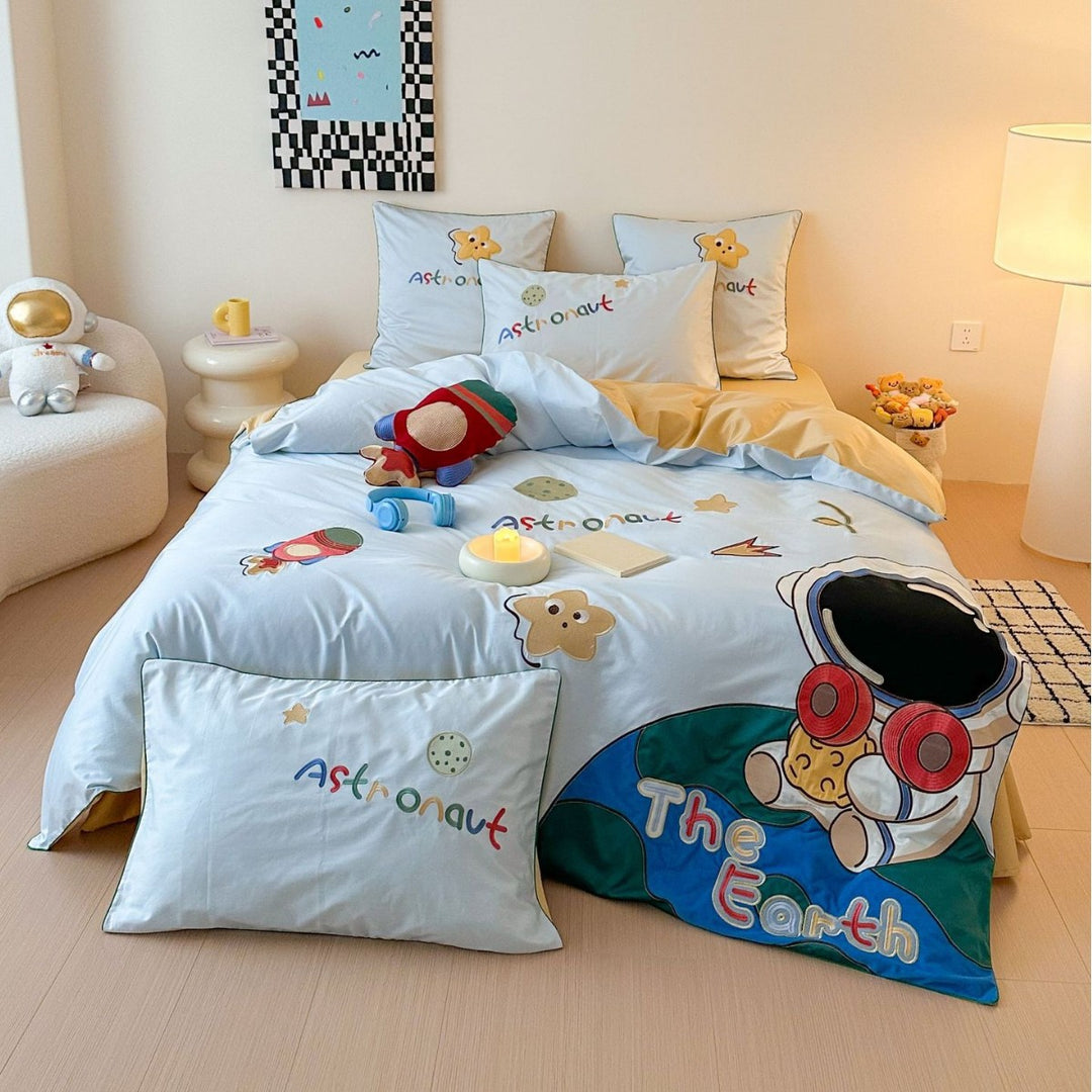 Children's bedding set with astronaut and star print, reversible function