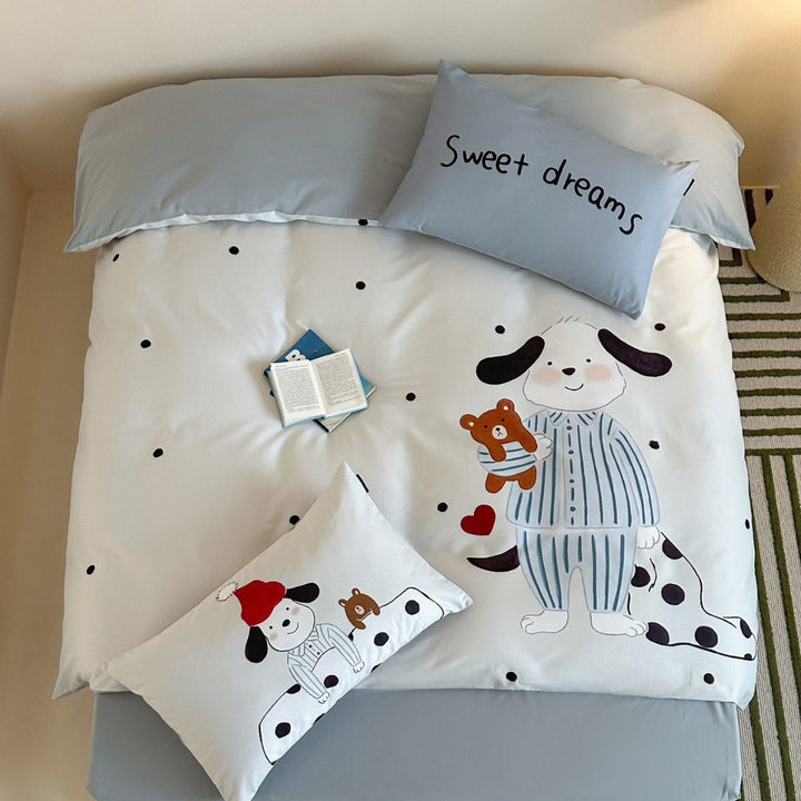 Multi-piece duvet cover and pillowcase set made of cotton muslin with illustrative teddy bear family print