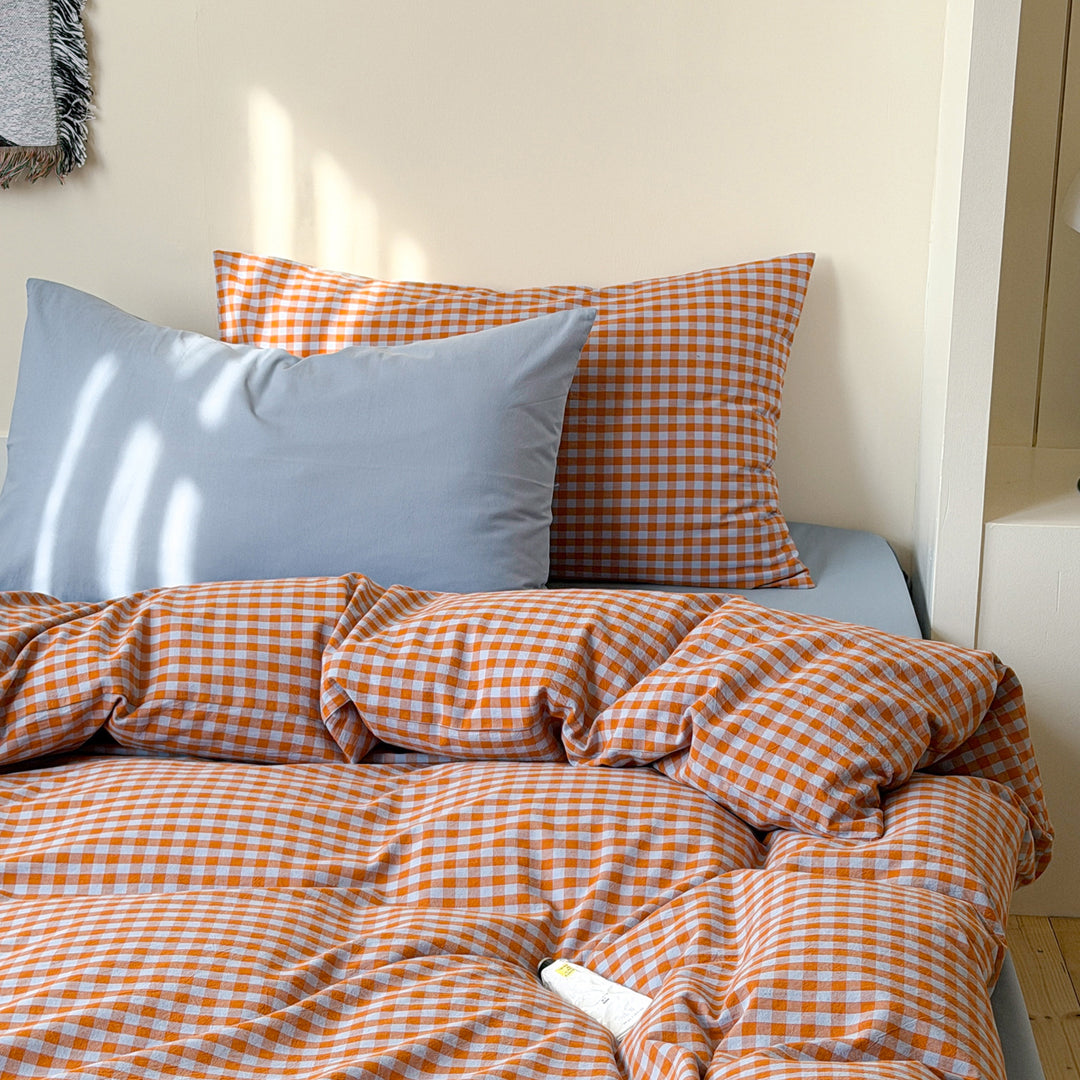 Reversible checkered bedding set made of cotton satin with quilted look and fitted sheet