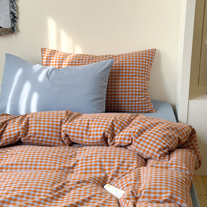 Reversible checkered bedding set made of cotton satin with quilted look and fitted sheet