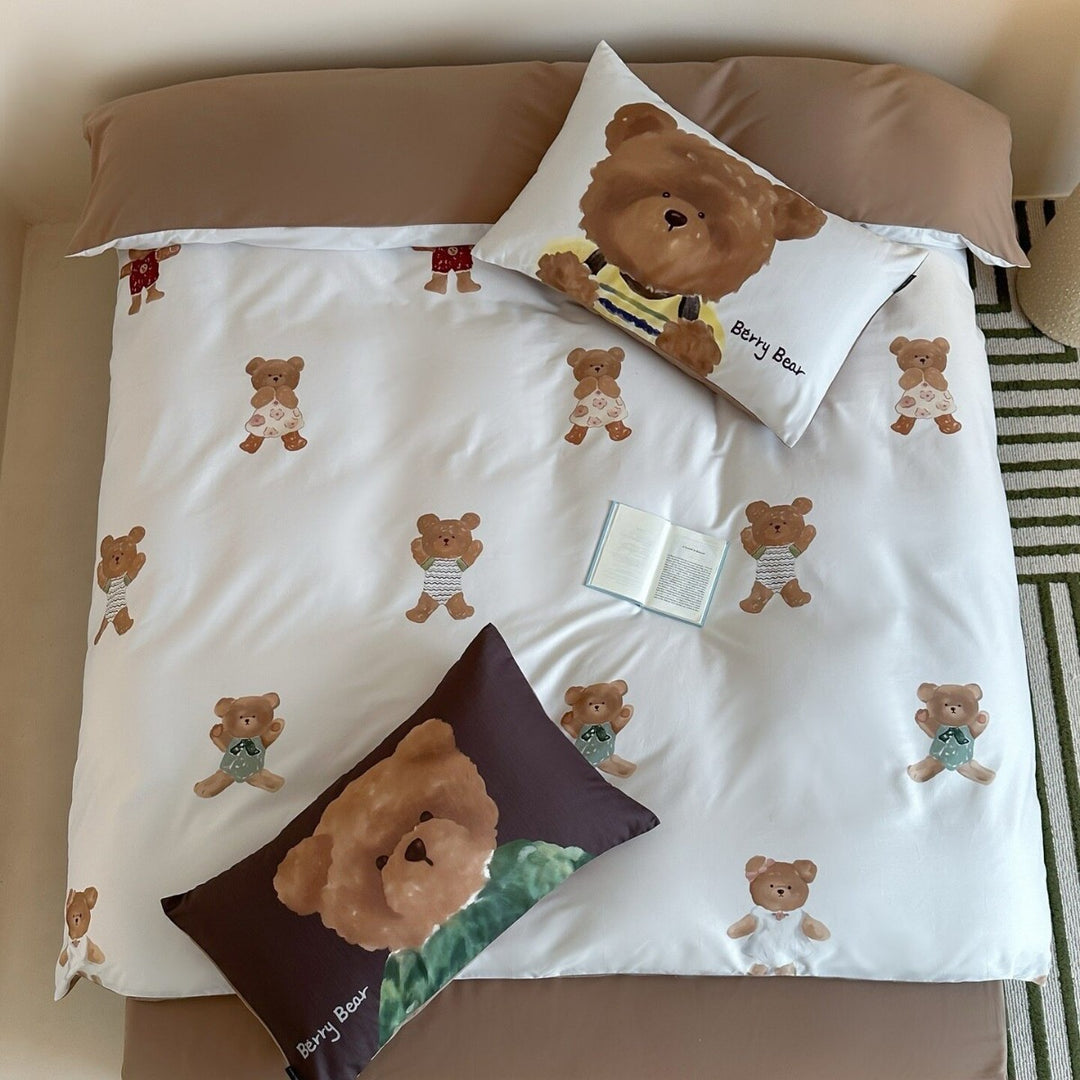 Multi-piece duvet cover and pillowcase set made of cotton muslin with illustrative teddy bear family print