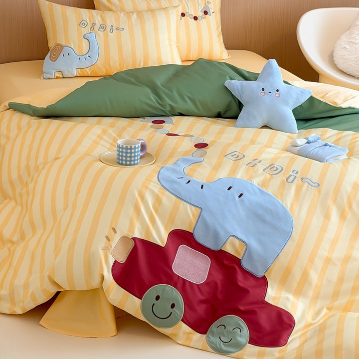Children's bedding set with quilted appliqués (elephant & car) and reversible function
