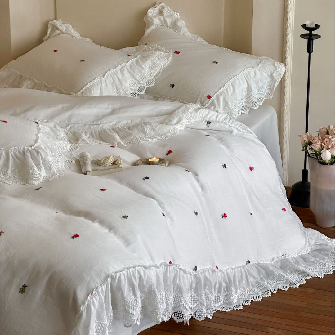 Bedding set in vintage look made of lightweight cotton muslin with lace ruffle and fine floral embroidery