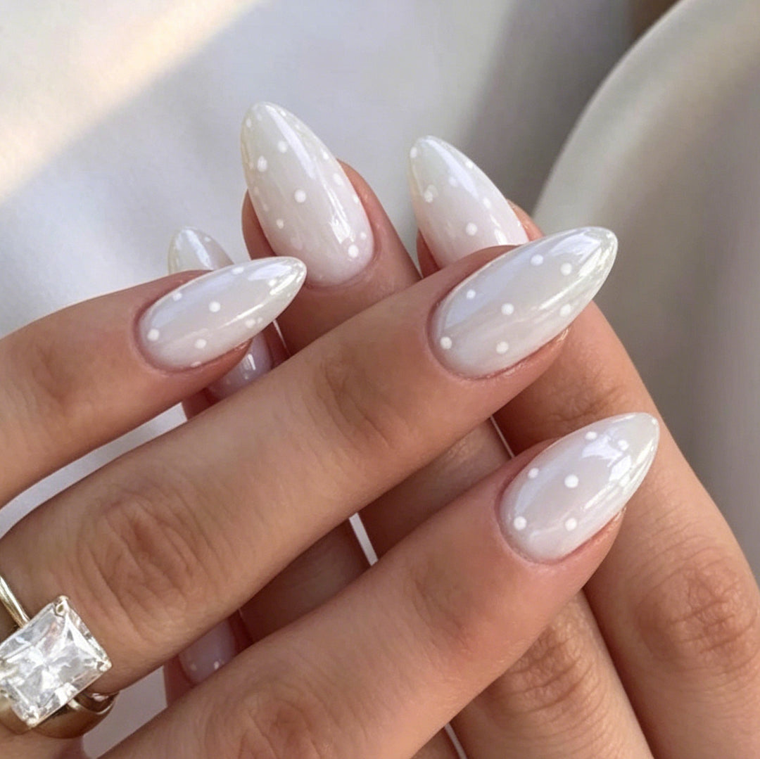 Elegant Almond-Shaped Nail Art Kalsten