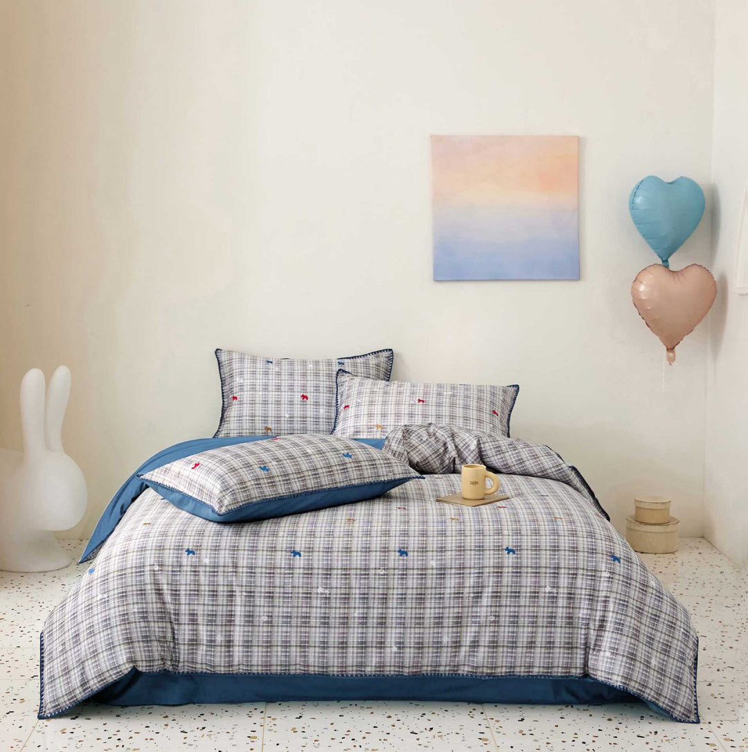 Checked cotton bedding set with delicate animal embroideries