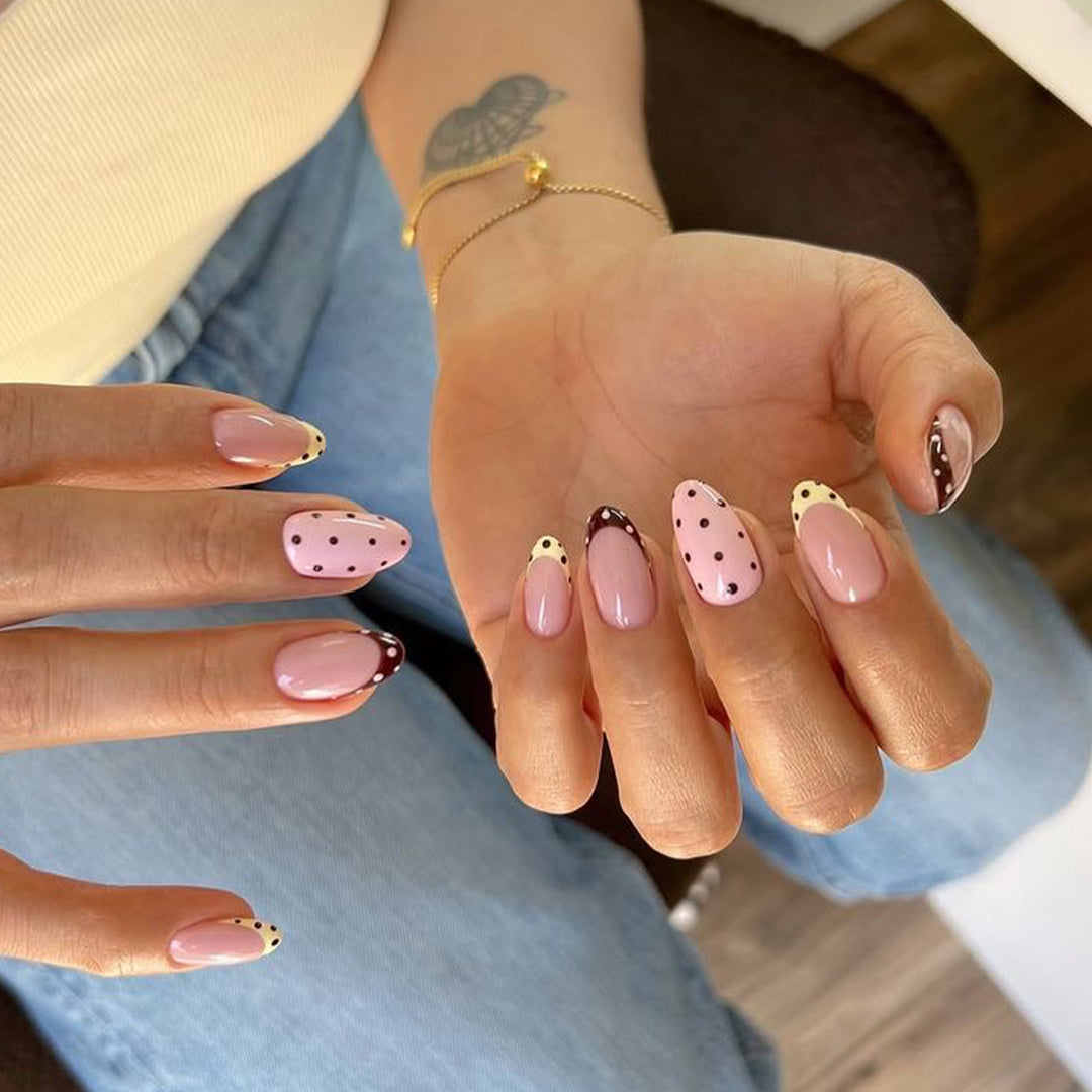 Artificial nail art with playful dots and bows Kalsten