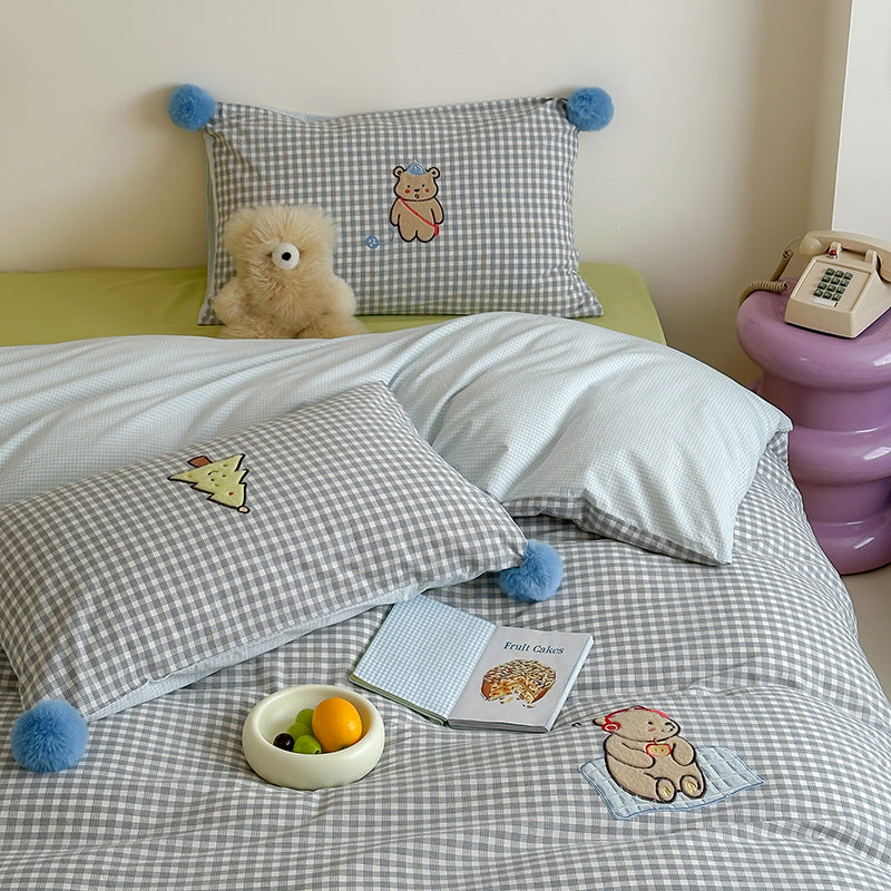 Children's bedding set made of cotton percale with check pattern, bear appliqué and pompom corners