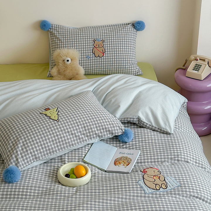Children's bedding set made of cotton percale with check pattern, bear appliqué and pompom corners