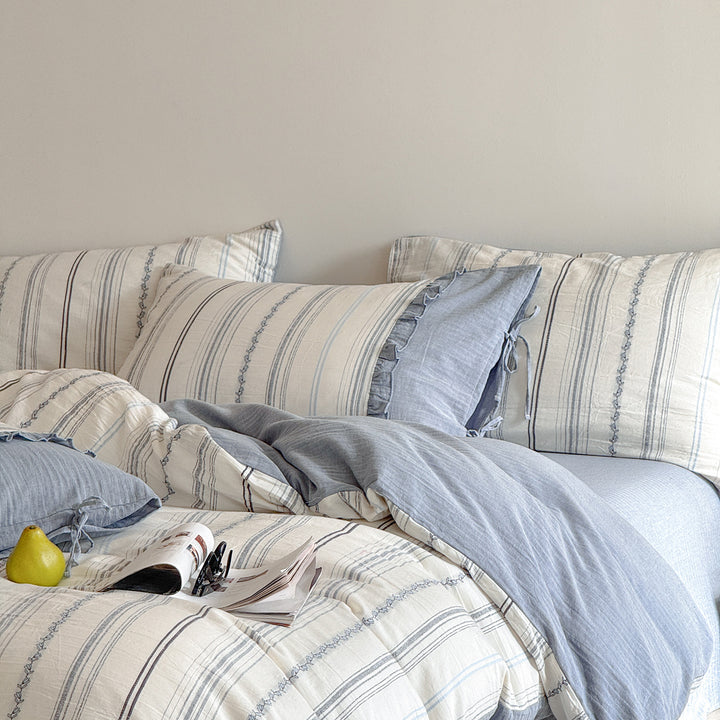 Striped bedding set in linen look with reversible function and tie band closure