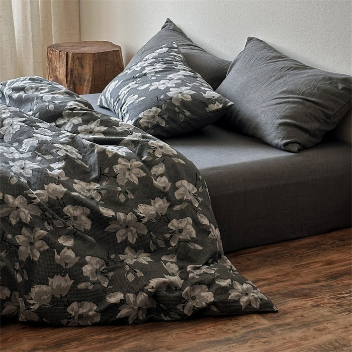 Bedding set made of cotton percale with delicate floral pattern and integrated fitted sheet