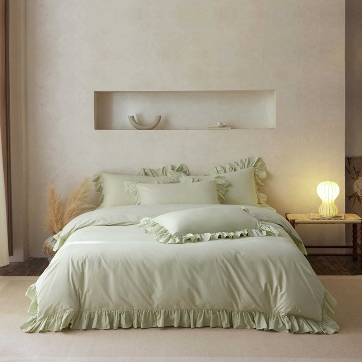 Luxurious bedding set with ruffle hem and soft cotton touch