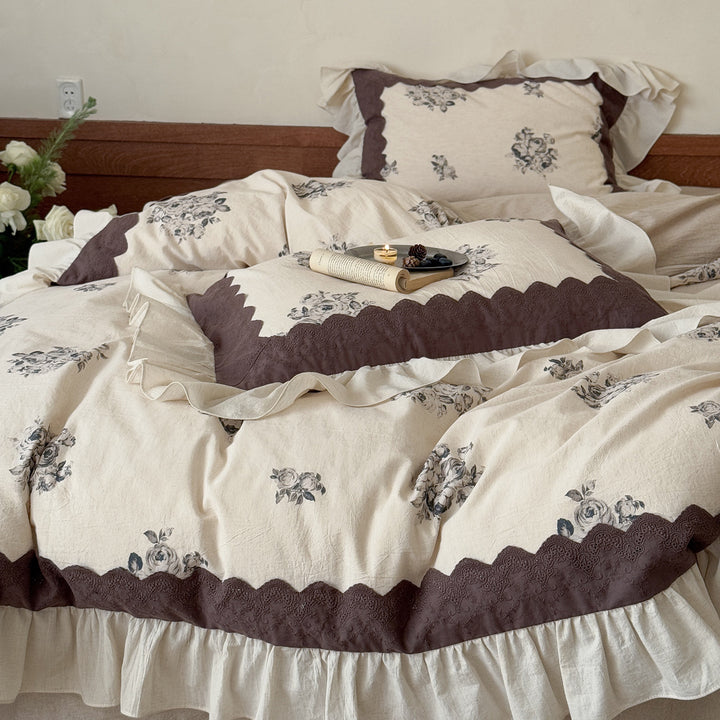 Cotton-linen bedding set with vintage floral print, ruffles and fringes