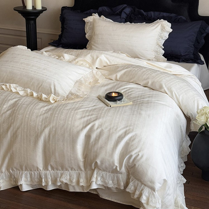 Elegant bedding set with ruffled frill, fine jacquard texture and lace trim