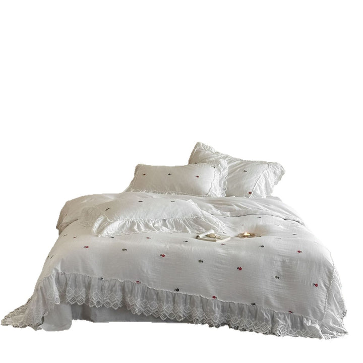 Bedding set in vintage look made of lightweight cotton muslin with lace ruffle and fine floral embroidery